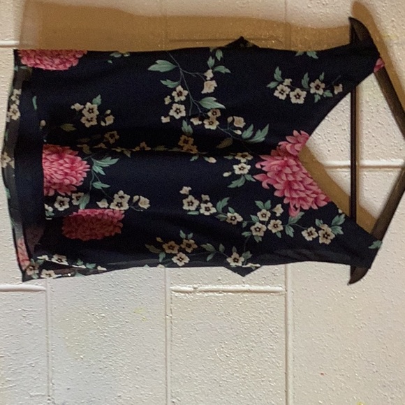 Gorgeous two piece Studio I dainty top with matching jacket for day or evening. - Picture 4 of 12